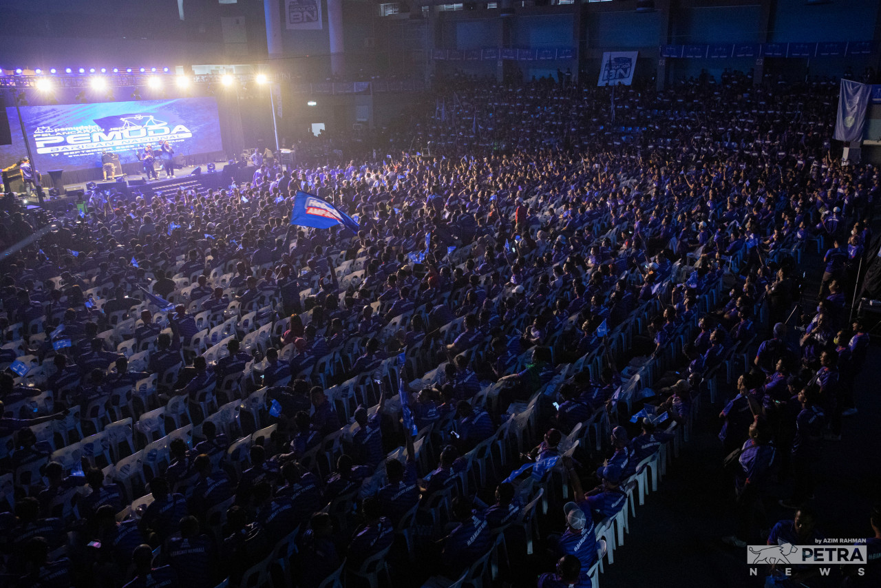 Gelombang biru pada majlis Pelancaran Jentera Barisan Nasional di Stadium Titiwangsa, hari ini. - Gambar oleh Azim Rahman