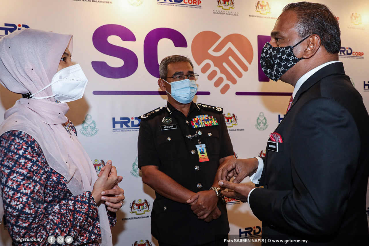 Saravanan bercakap dengan Ahli Parlimen Permatang Pauh, Nurul Izzah Anwar. - Gambar oleh Sairien Nafis