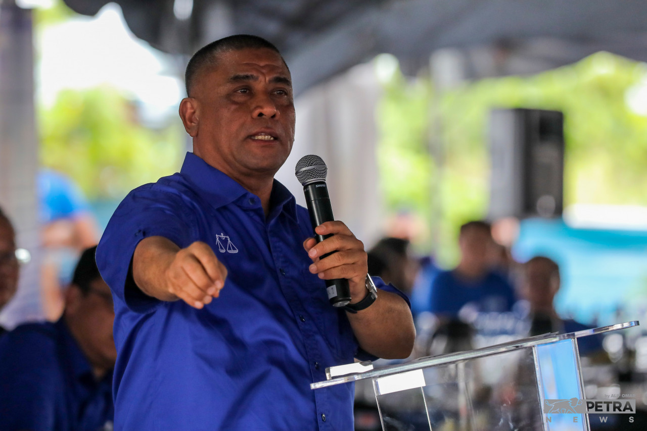 Saarani Mohamad turut berdepan kesukaran untuk mempertahankan kerusi DUN Kota Tampan - Gambar oleh Alif Omar