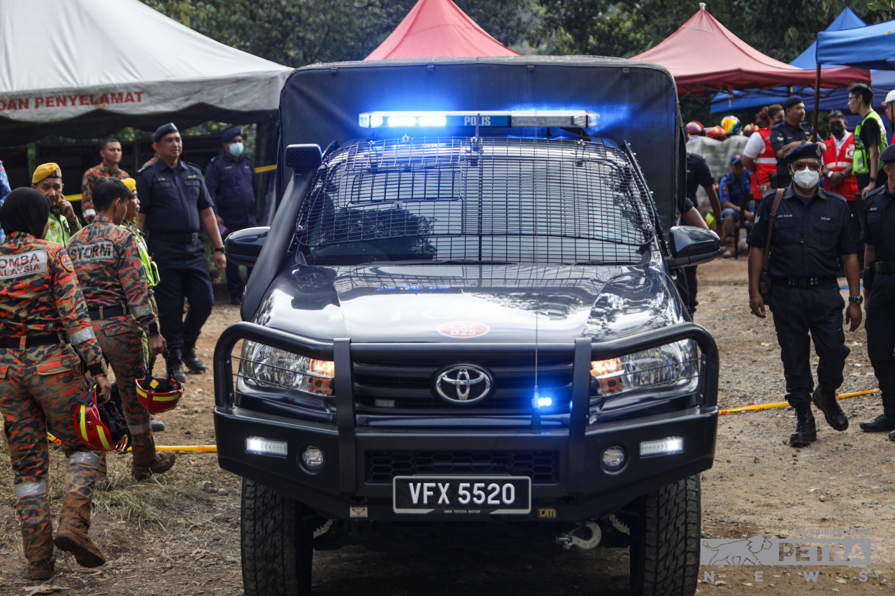 Kenderaan Polis yang membawa mayat mangsa ke-24, seorang kanak-kanak perempuan, keluar dari lokasi kejadian - Gambar oleh Sairien Nafis