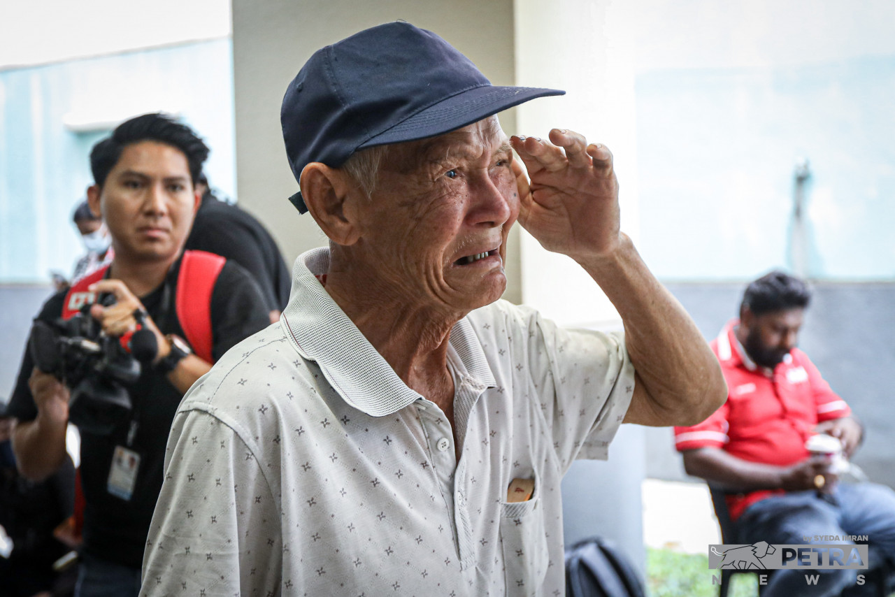 Antara waris yang berada di Jabatan Forensik, Hospital Sungai Buloh - Gambar oleh Syeda Imran