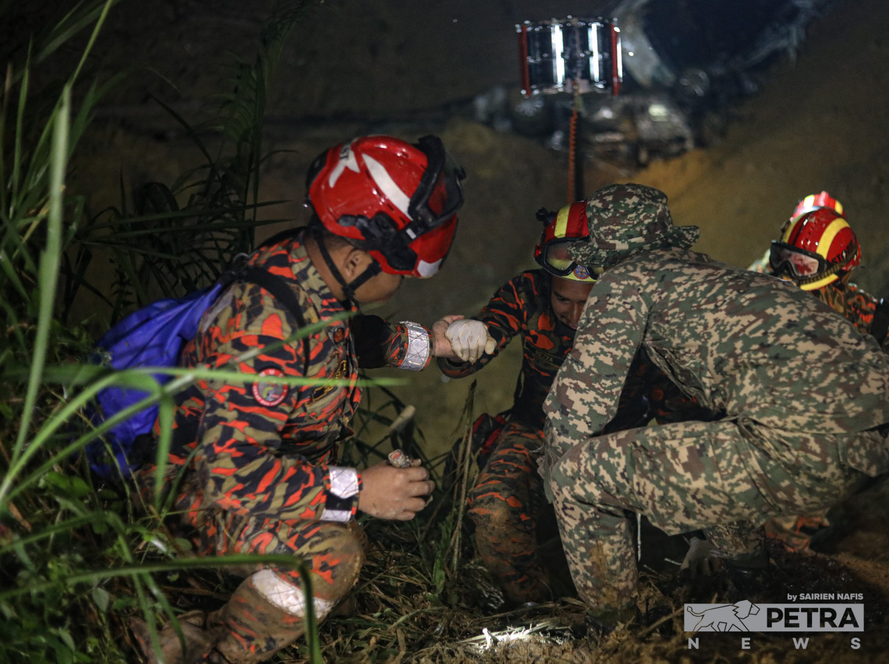Kerjasama diantara semua agensi penyelamat penting dalam usaha mencari dan menyelamat mangsa tragedi tanah runtuh di Batang Kali. - Gambar oleh Sairien Nafis
