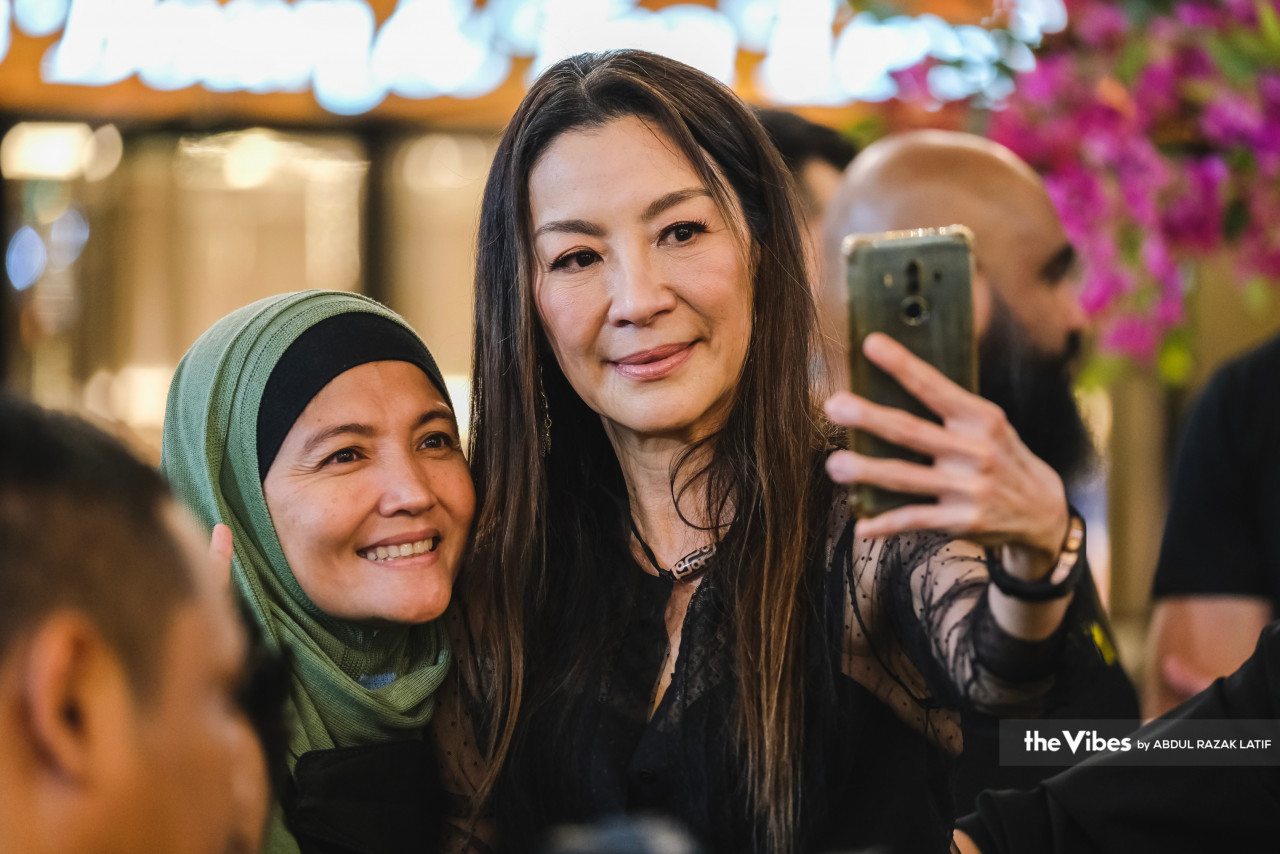 Yeoh berswafoto bersama seorang peminat. - Gambar oleh Abdul Razak Latif