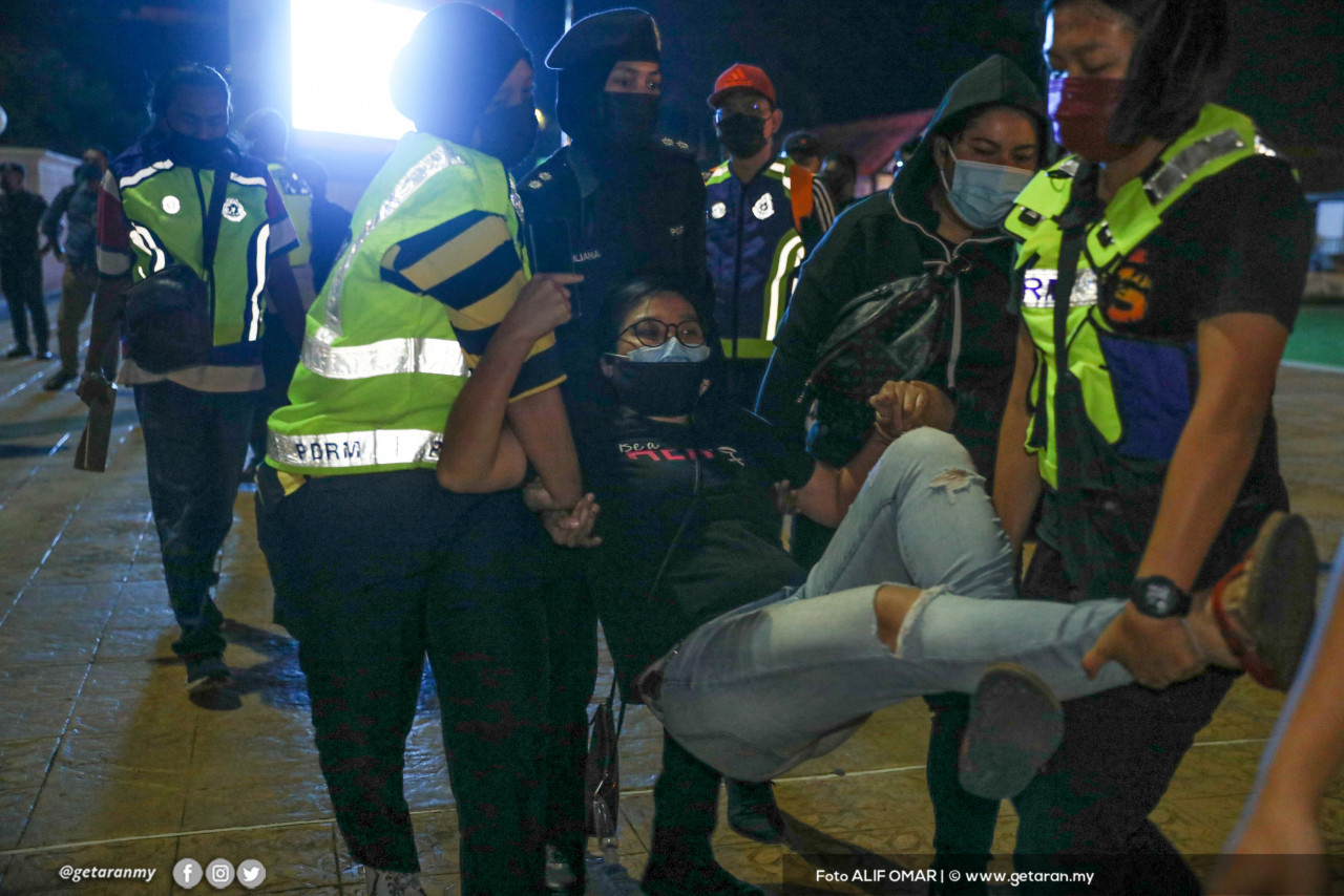 Seorang individu di angkat oleh pihat polis selepas ditahan kerana hadir ke perhimpunan di Dataran Merdeka malam tadi. 
