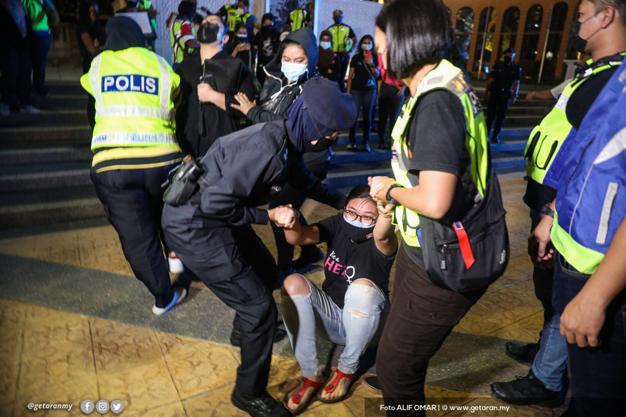 Polis menahan seorang individu yang hadir ke perhimpunan di Dataran Merdeka malam tadi. 