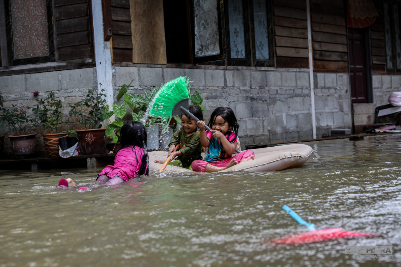 Hujan lebat sejak semalam menyebabkan banjir di Kampung Teluk Nipah, Pulau Indah.