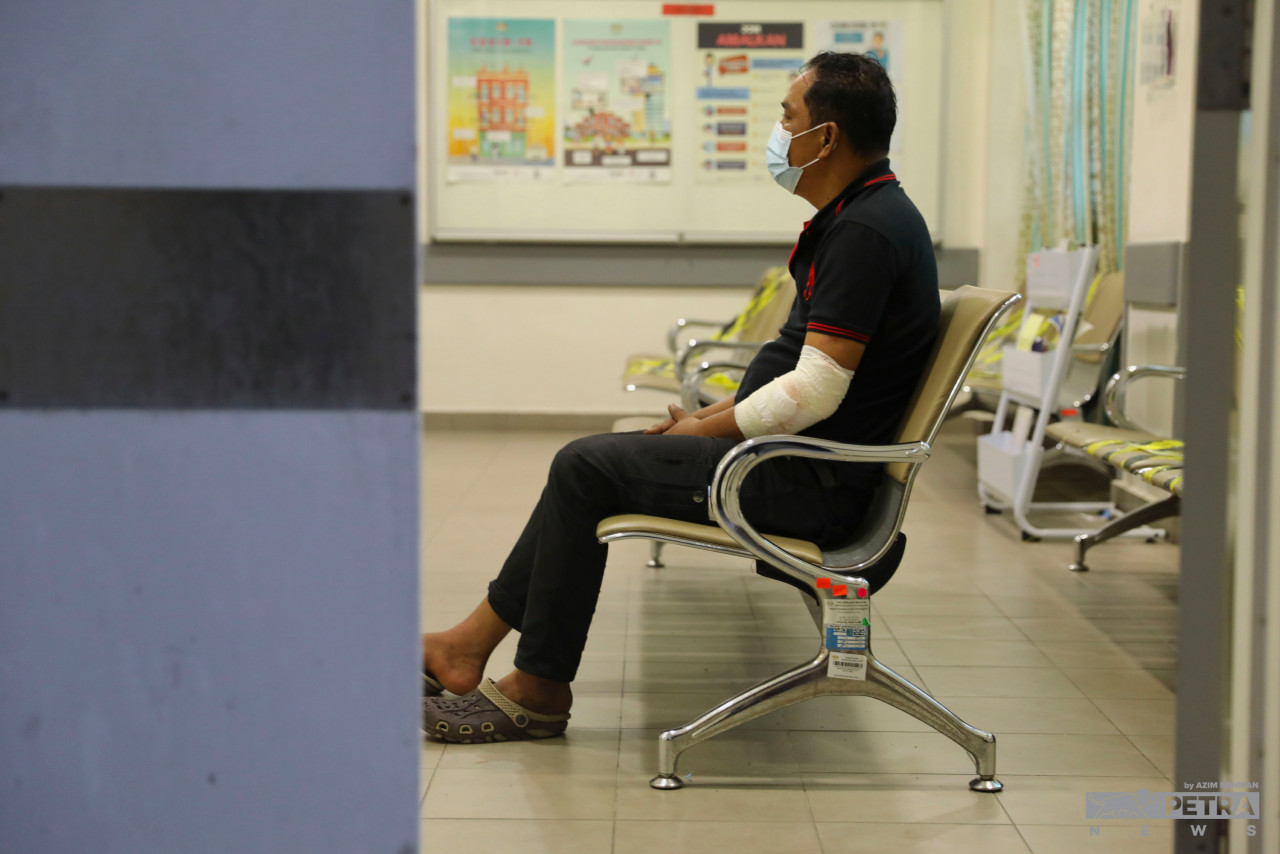 Abdul Razak Majid, 50, hanya cedera ringan namun isteri serta 8 anaknya maut dalam kemalangan di kawasan Rehat dan Rawat USJ Lebuhraya Elite menghala Shah Alam semalam. - Gambar oleh Azim Rahman