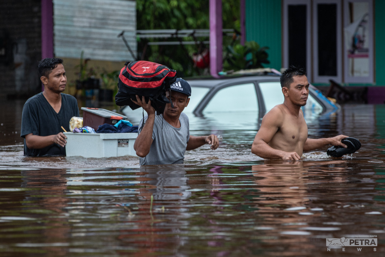 Air banjir tercemar dengan najis manusia dan najis haiwan yang mengandungi patogen - Gambar hiasan
