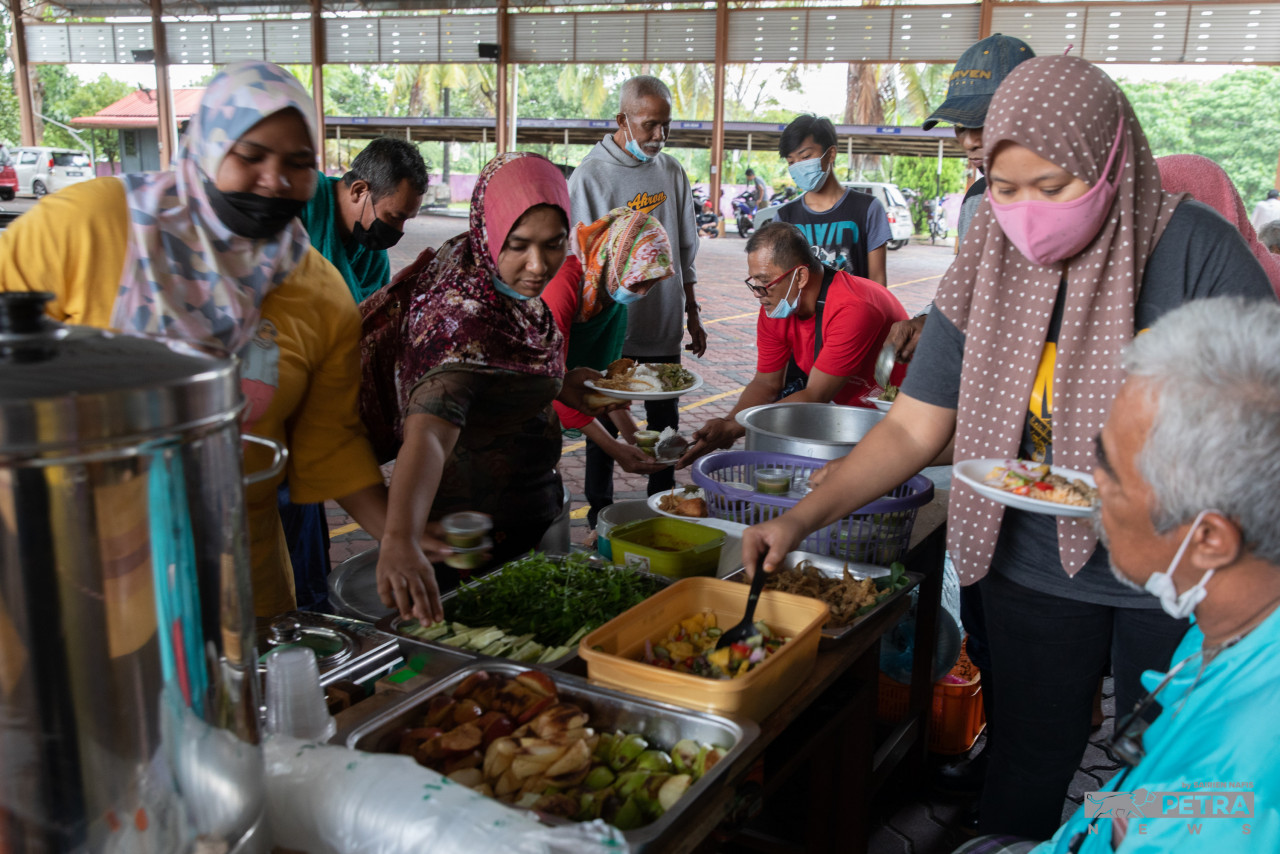 Mangsa banjir yang ditempat di PPS akan disaring terlebih dahulu untuk mengesan jika mempunyai gejala dan faktor risiko COVID-19. - Gambar Sairien Nafis