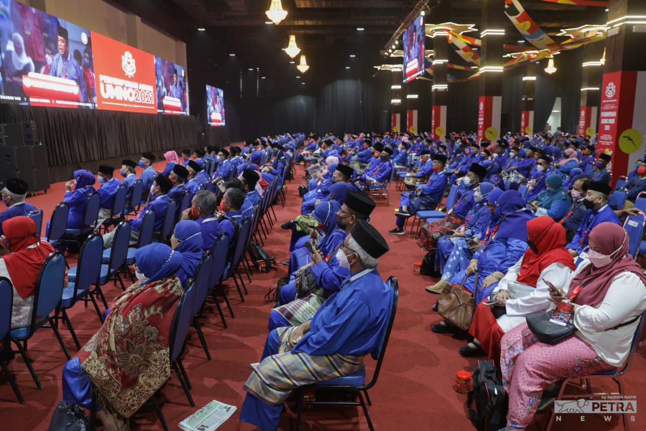 Sebahagian perwakilan mendengar ucapan Othman Desa pada Perhimpunan Agung UMNO 2021 di WTC, hari ini. - Gambar Sairien Nafis