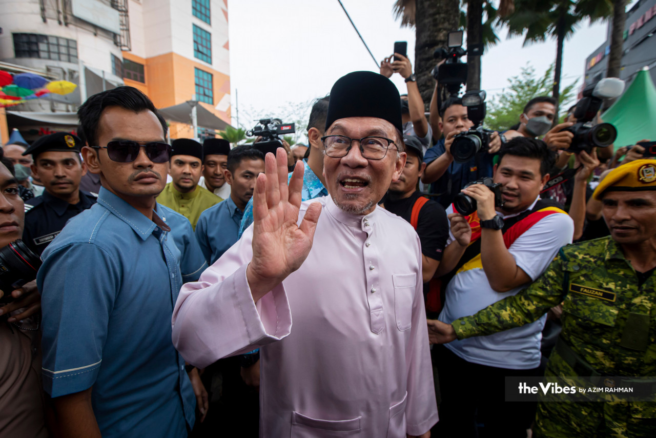 Anwar melambai kepada orang ramai di Bazar Ramadan PKNS di sini hari ini. - Gambar oleh Azim Rahman
