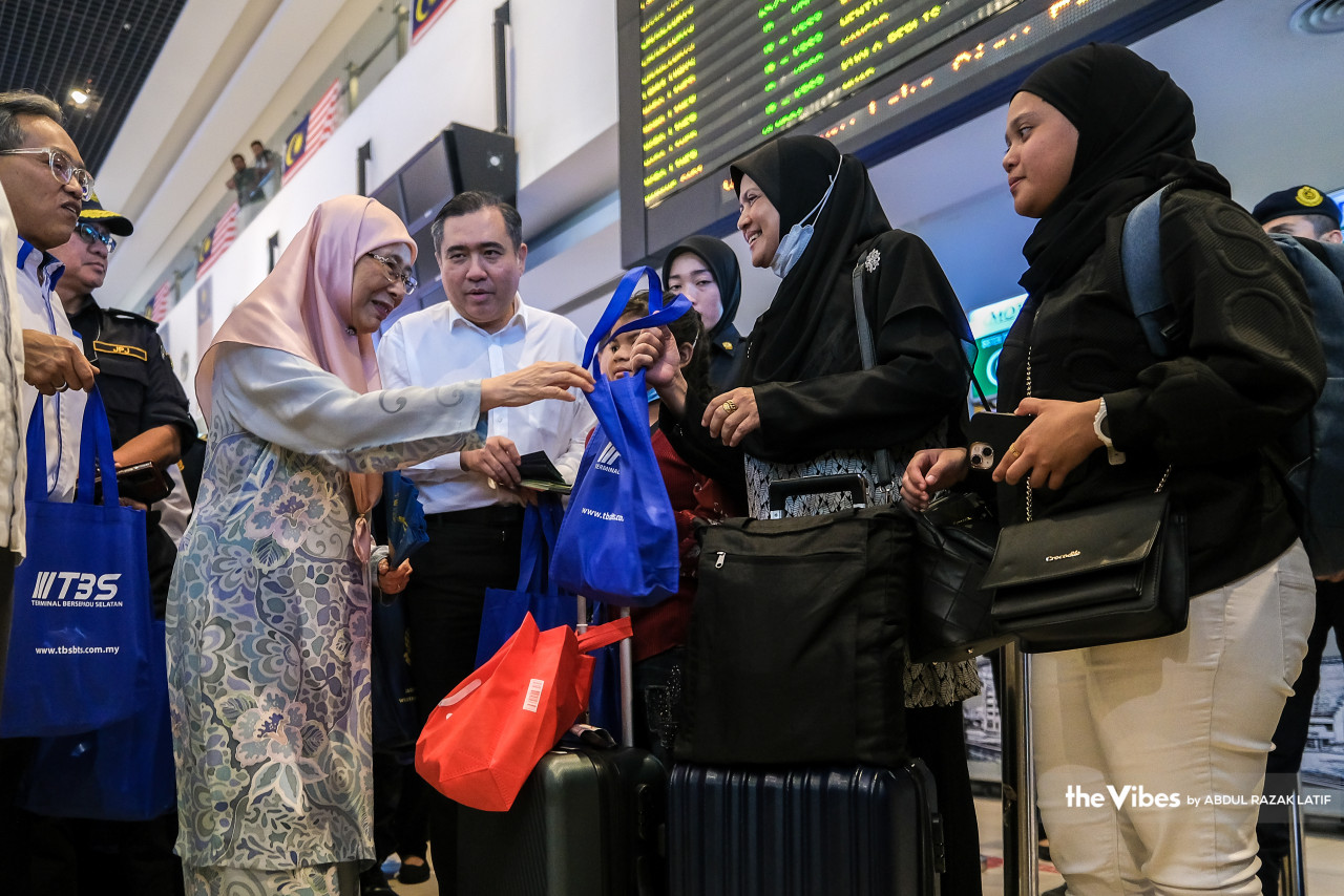 Anthony Loke bersama Dr Wan Azizah Wan Ismail memberikan buah tangan kepada pengunjung Terminal Pengangkutan Bersepadu Selatan 