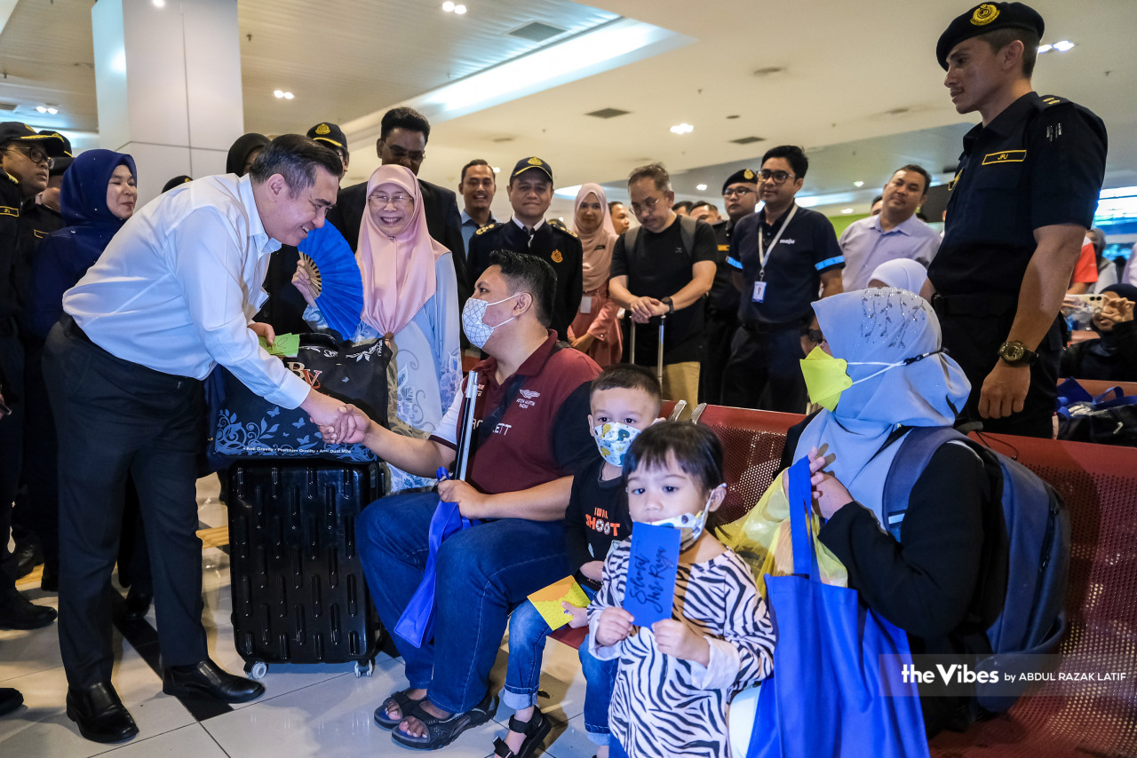 Loke berjabat tangan dengan seorang pengunjung Terminal Bersepadu Selatan (TBS) hari ini. - Gambar oleh Abdul Razak Latif
