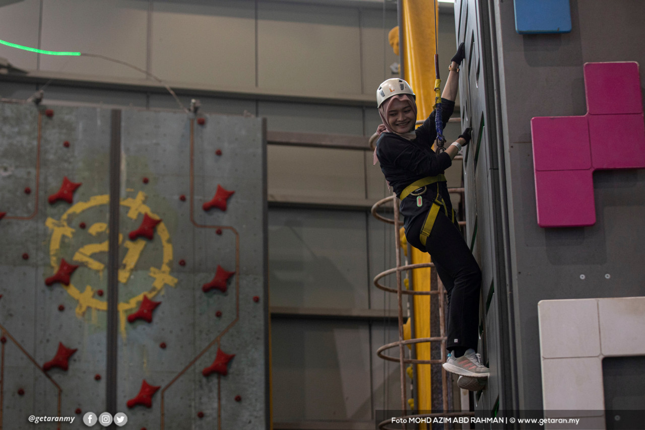 Seorang wanita mencuba aktiviti ‘wall climbing’ di IOI City Mall Putrajaya. - Gambar oleh Azim Rahman