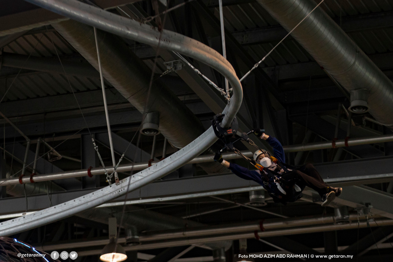 Seorang pengunjung IOI City Mall melakukan aktiviti 'flying fox'. - Gambar oleh Azim Rahman