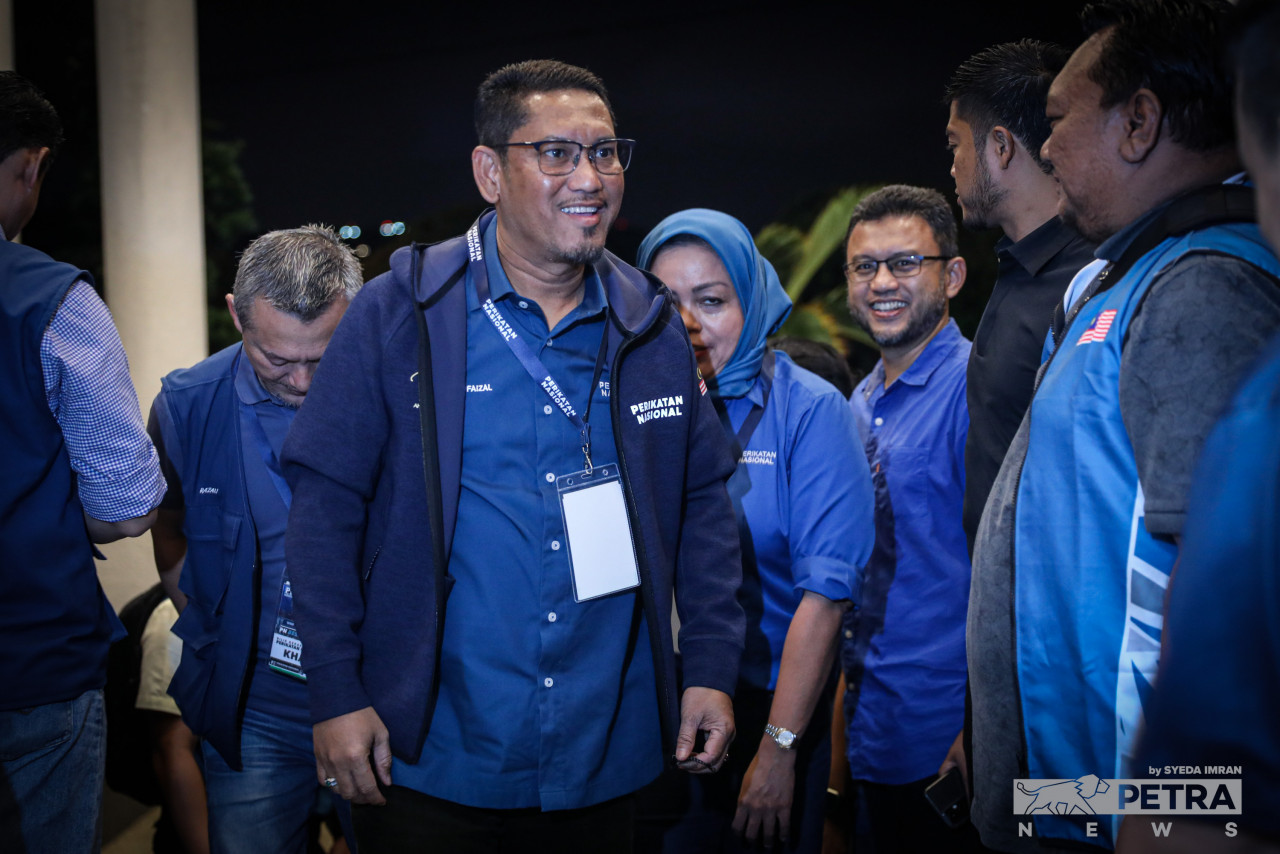 Setakat ini, Timbalan Presiden Parti Pribumi Bersatu Malaysia (BERSATU) yang juga calon Parlimen Tambun, Datuk Seri Ahmad Faizal Azumu dan calon Shah Alam, Dr Afif Bahardin sudah berada di resort itu - Gambar oleh Syeda Imran