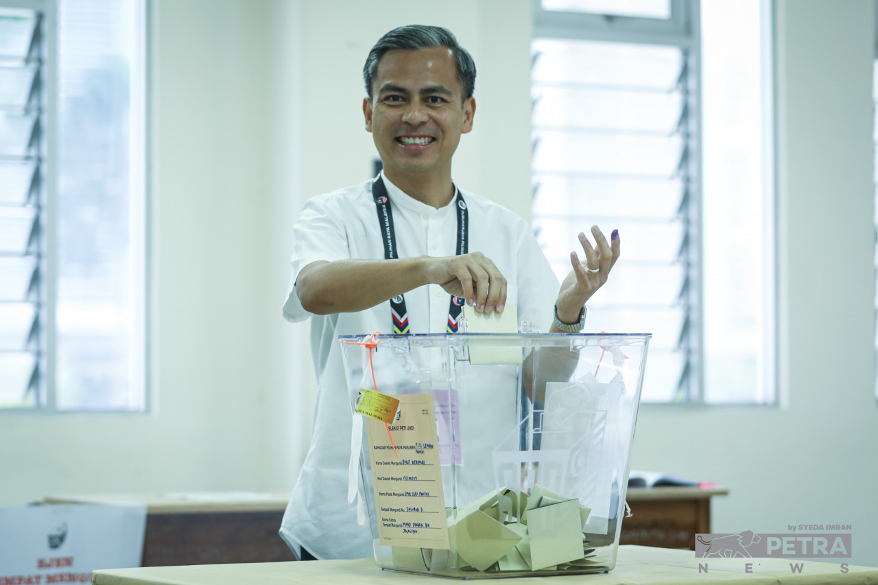 Fahmi Fadzil tersenyum sebaik selesai membuang undi di Parlimen Lembah Pantai. - Gambar Syeda Imran