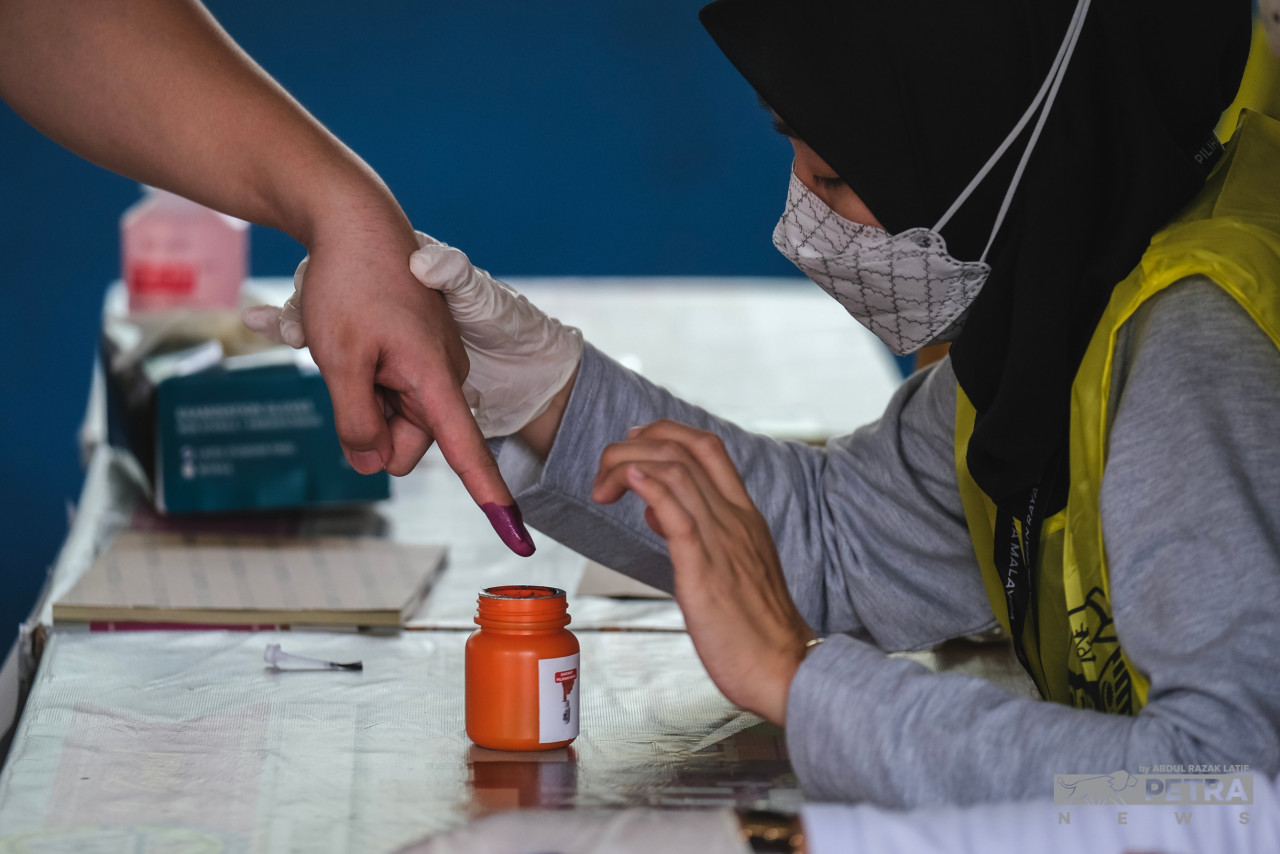 Sebelum ini terdapat desas-desus mengatakan kempen PN pada PRU-15 agak mewah, sehingga mampu membiayai pempengaruh media sosial, terutama di TikTok dan membuatkan golongan muda cenderung memilih gabungan itu. -  Gambar fail