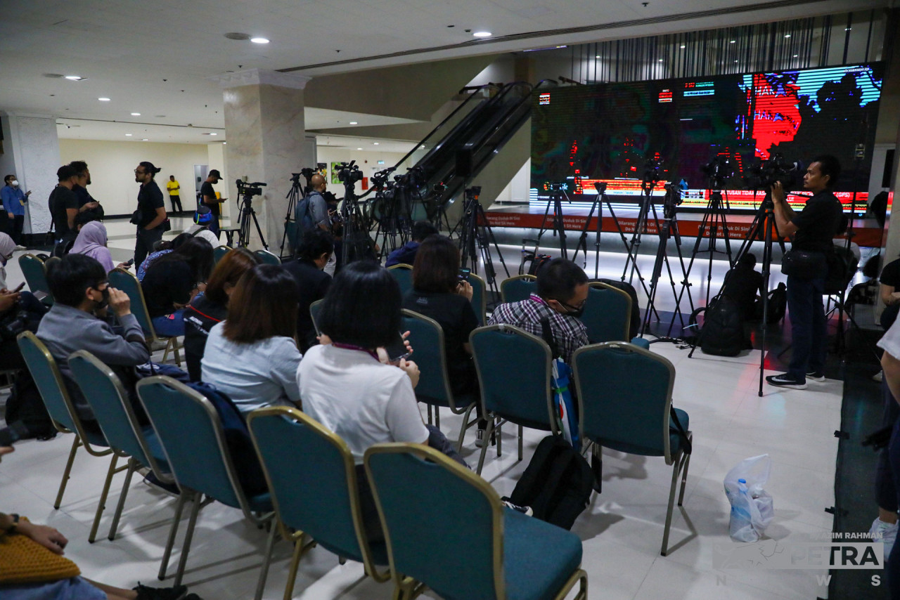 Petugas media yang menanti di Ibu Pejabat UMNO sejak jam 6 petang, hampa berikutan parti itu tidak menyiarkan keputusan semasa seperti dilakukan Pakatan Harapan (PH) dan Perikatan Nasional (PN) - Gambar oleh Azim Rahman