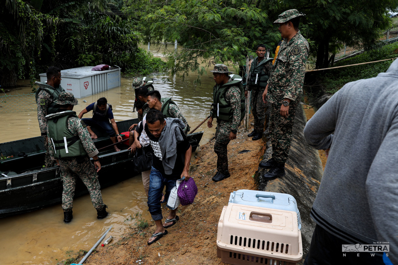 ATM menjalankan operasi memindahkan mangsa banjir di sekitar Bukit Lanchong, Shah Alam, sejak semalam. - Gambar Alif Omar