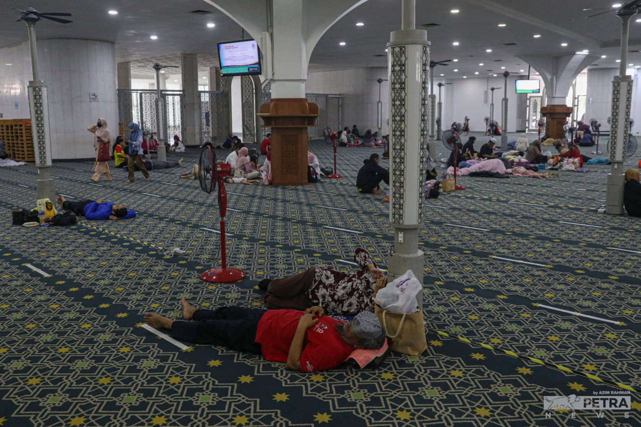Orang ramai yang terkandas ketika banjir melanda Lembah Klang pada 18 Disember lalu, menumpang di salah sebuah masjid. - Gambar Azim Abd Rahman