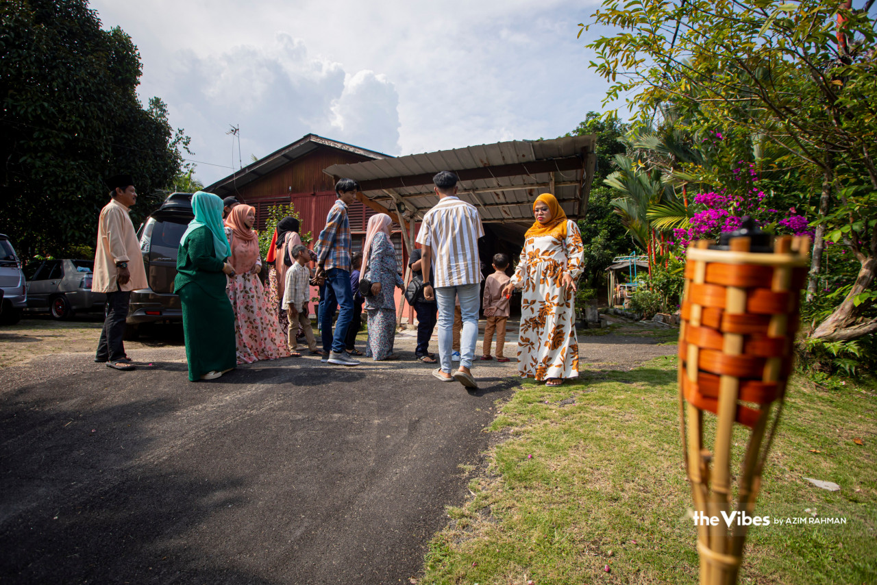 Setiap individu dinasihatkan ‘memilih makanan’ dengan tidak terus mengambil dengan kuantiti yang banyak di samping memberi ruang untuk diri merasa serba sedikit makanan yang ada ketika menghadiri 'rumah terbuka' hari raya. - Gambar oleh Azim Rahman. 