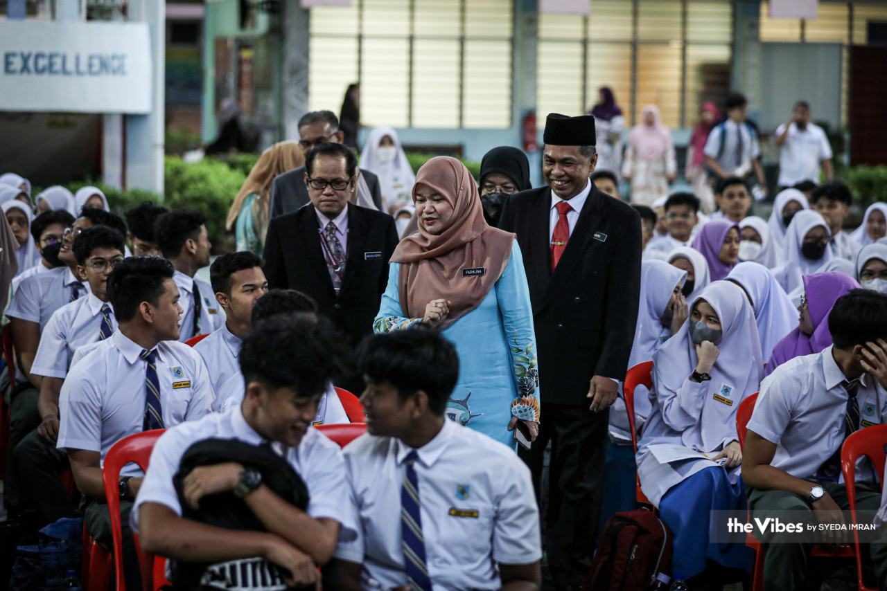 Fadhlina bercakap dengan calon SPM di SMK Jalan Empat di Bandar Baru Bangi, hari ini. - Gambar oleh Syeda Imran