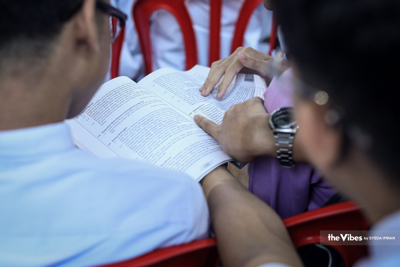 Beberapa pelajar berbincang sesama mereka sebelum menduduki peperiksaan.