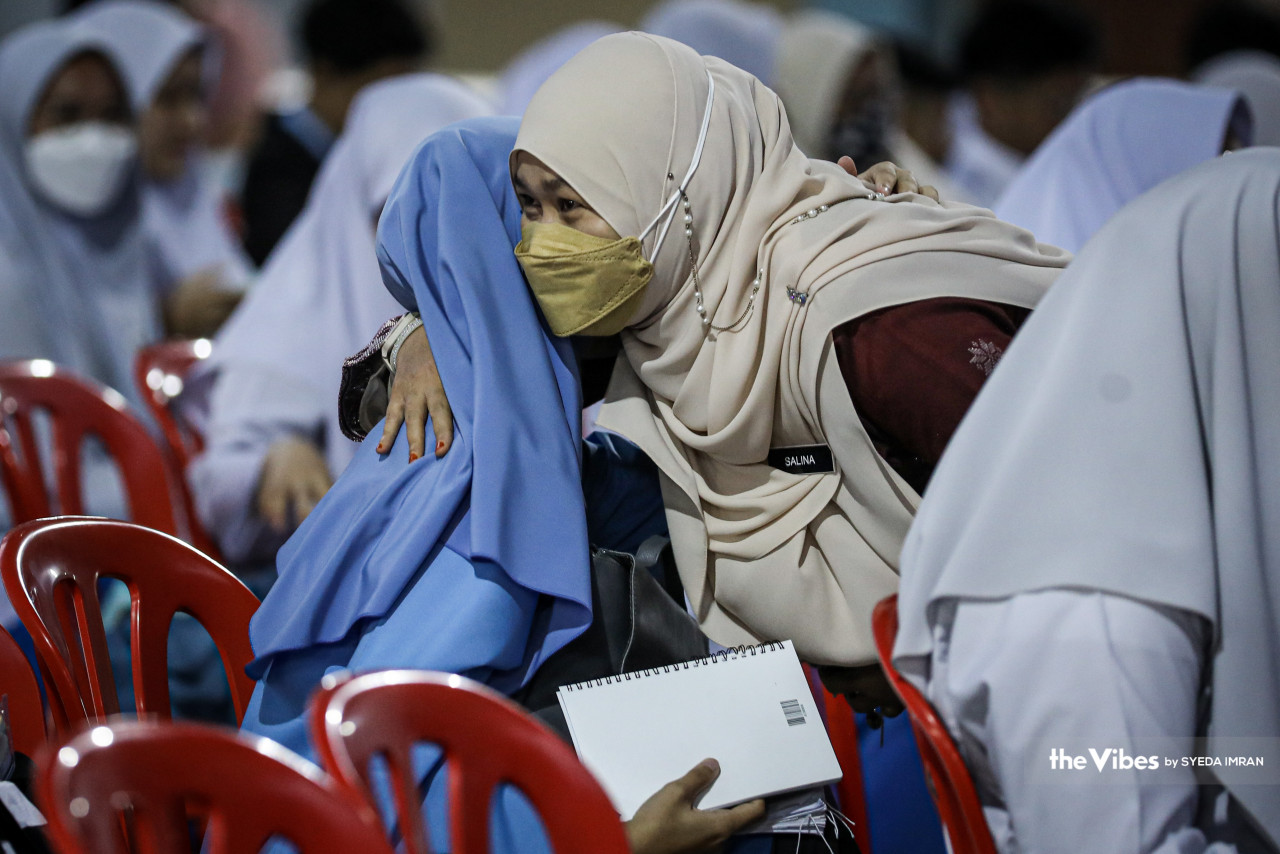 Seorang guru memeluk calon SPM di SMK Jalan Empat di Bandar Baru Bangi, hari ini. - Gambar oleh Syeda Imran