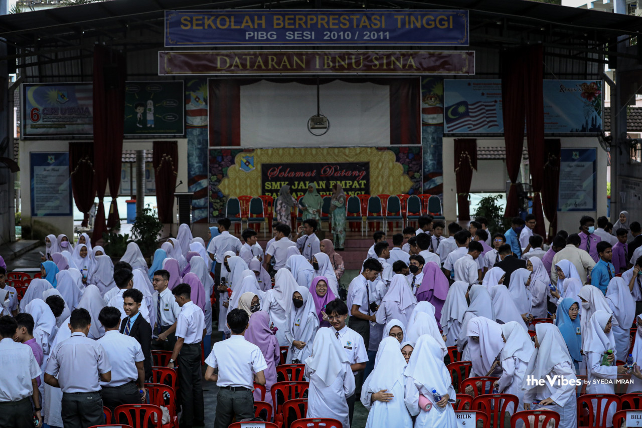 Murid SMK Jalan Empat di Bandar Baru Bangi berkumpul sebelum menduduki kertas SPM  hari ini. - Gambar oleh Syeda Imran