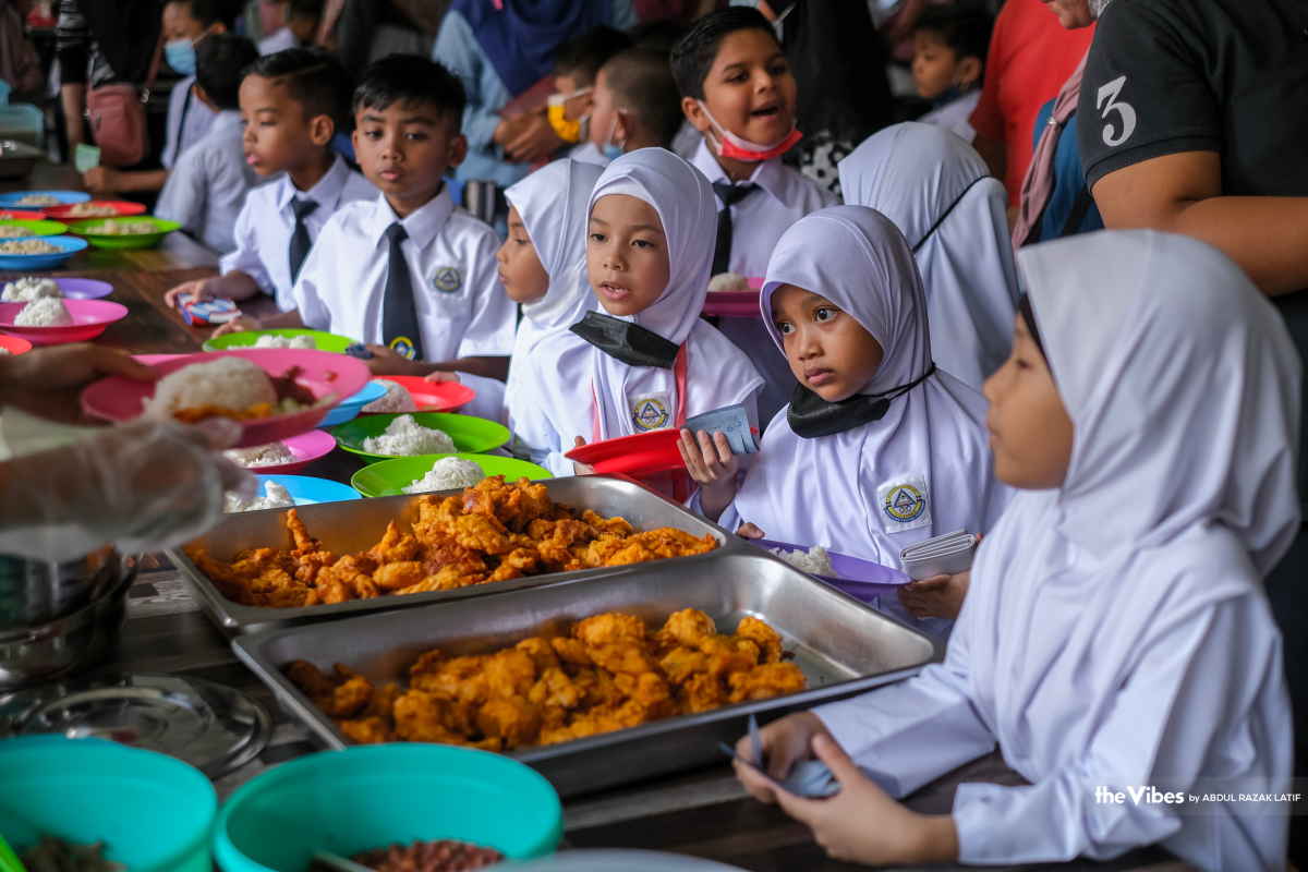 Pihak sekolah juga perlu melakukan ujian saringan COVID-19 sekiranya terdapat kes guru atau pelajar yang bergejala seperti batuk. - Gambar oleh Abdul Razak Latif