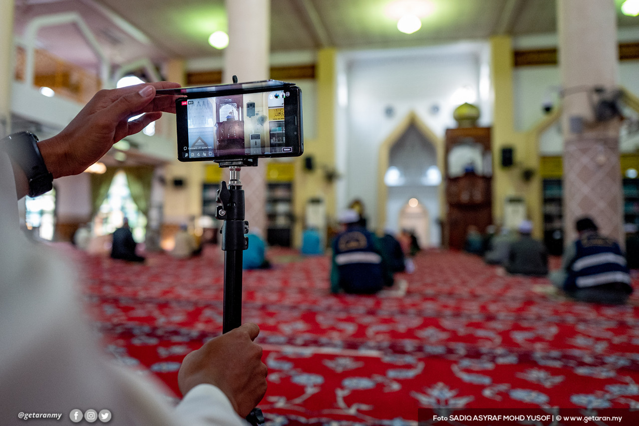 Disebabkan jumlah jemaah yang dibenarkan hadir ke masjid terhad, AJK Masjid Asy-Syarif membuat penstriman langsung bagi yang tidak dapat datang.