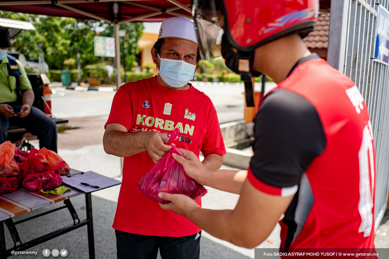 Petugas mengagihkan daging yang sudah disembelih kepada orang ramai.