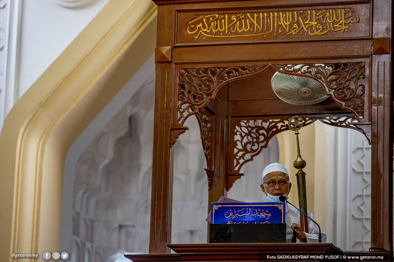 Khatib membaca khutbah solat sunat Aidiladha di Masjid Asy-Syarif, Meru, Klang.