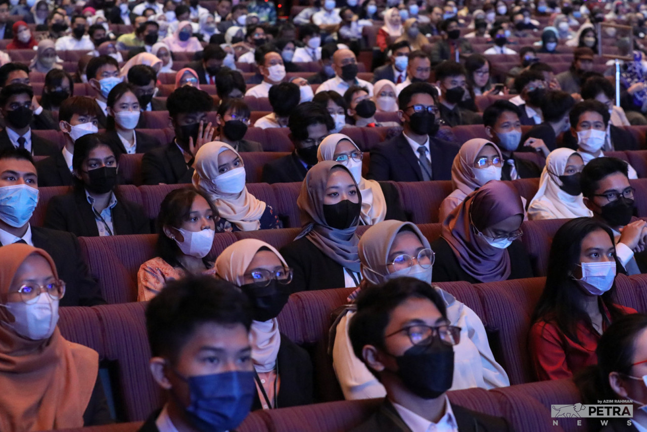 Sebahagian daripada pelajar yang hadir pada Majlis Penyampaian Anugerah PESP 2022 di Pusat Konvensyen Kuala Lumpur, semalam. - Gambar oleh Azim Rahman