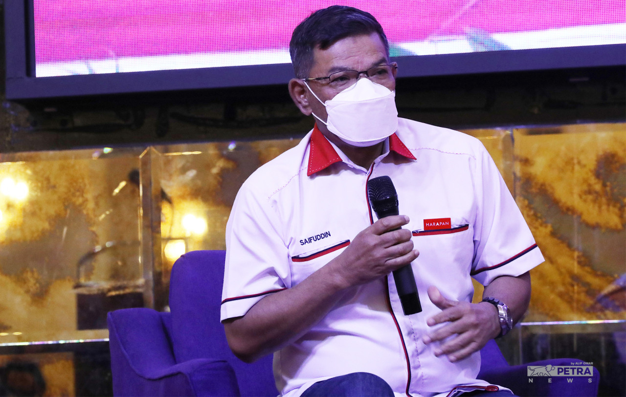 Saifuddin Nasution berkata kekalahan ini adalah mesej daripada rakyat yang perlu dihayati. - Gambar oleh Alif Omar