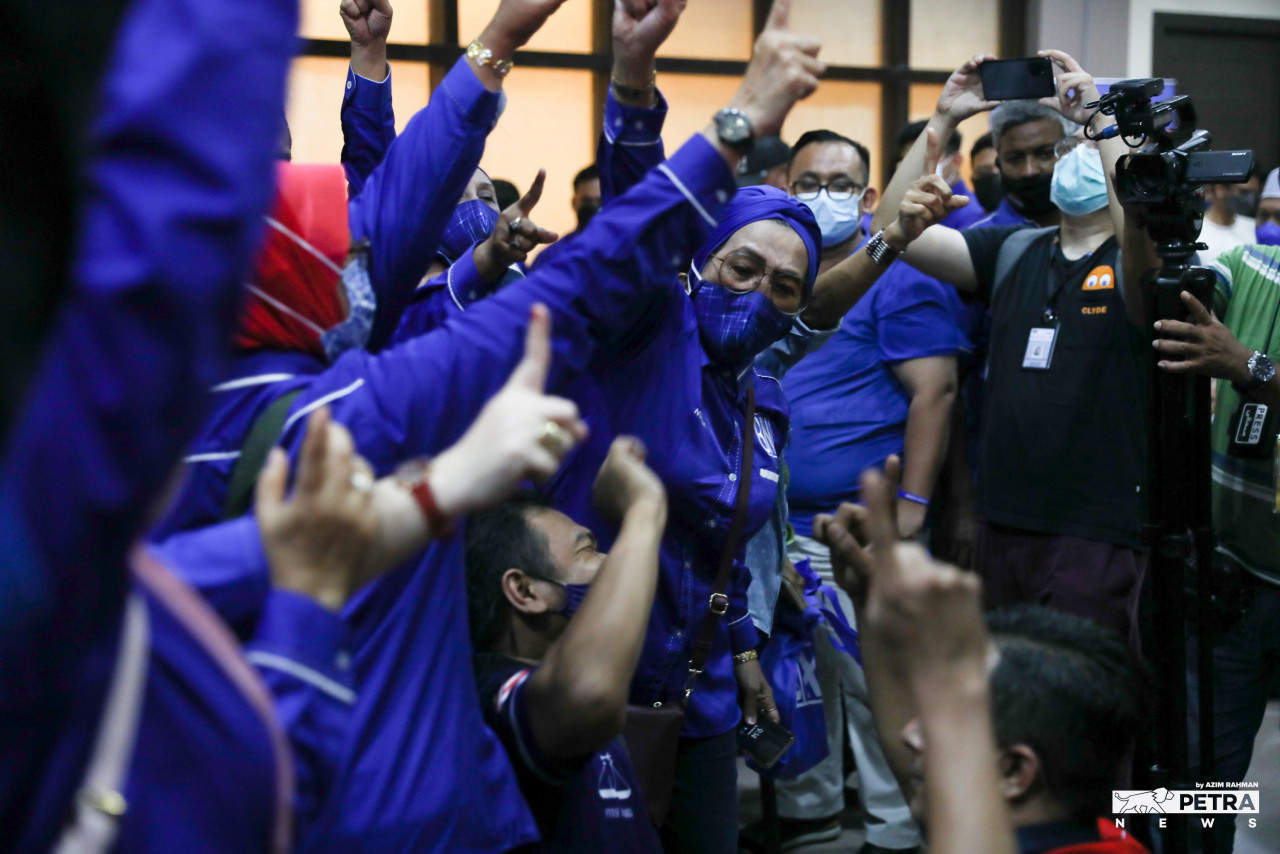 Penyokong BN bersorak meraikan kemenangan parti itu di PRN Melaka. - Gambar oleh Azim Rahman