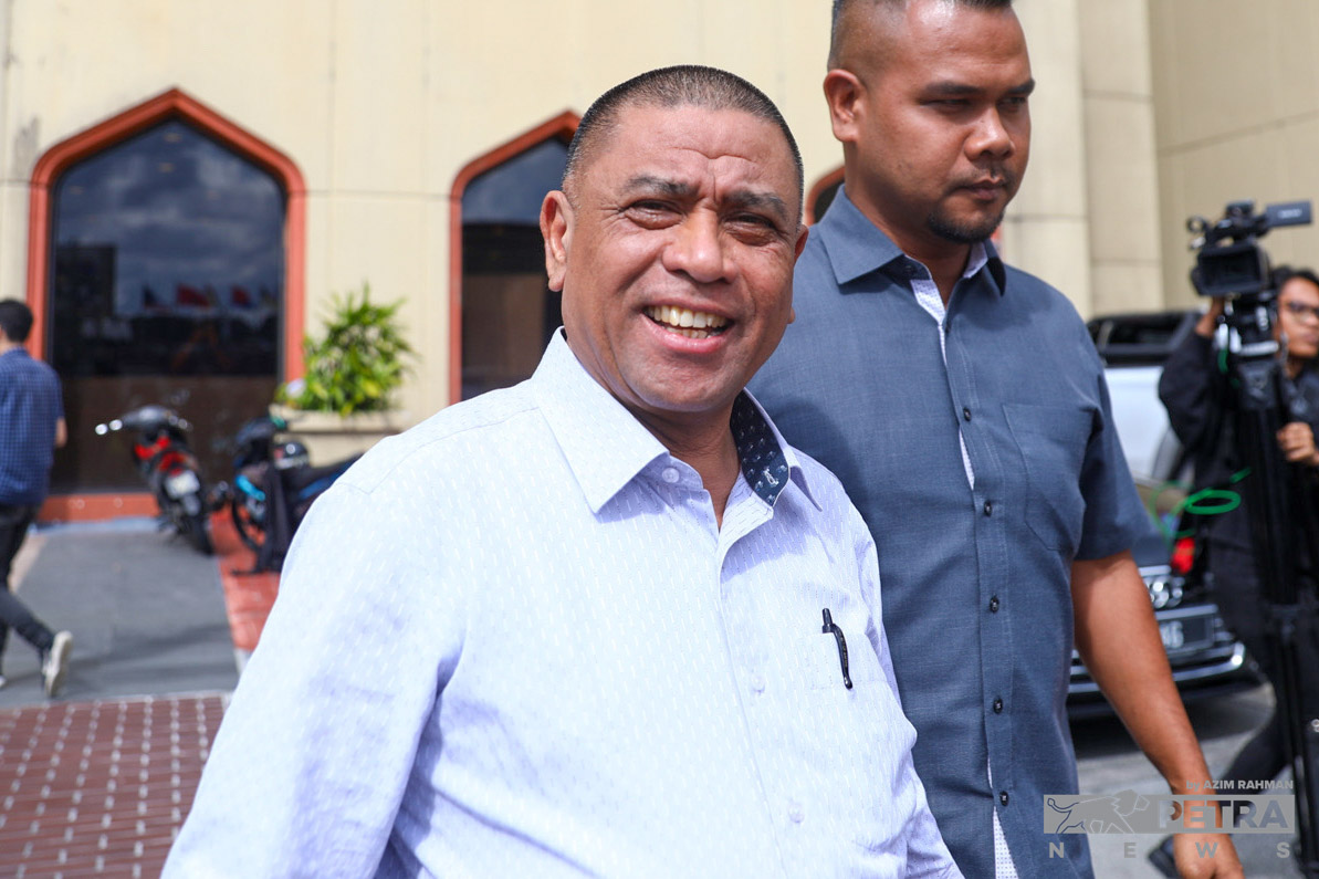 Saarani Mohamad mengunci mulut apabila ditanya sekiranya wujud desakan dalam kalangan pemimpin UMNO agar Zahid meletakkan jawatan. - Gambar oleh Azim Rahman