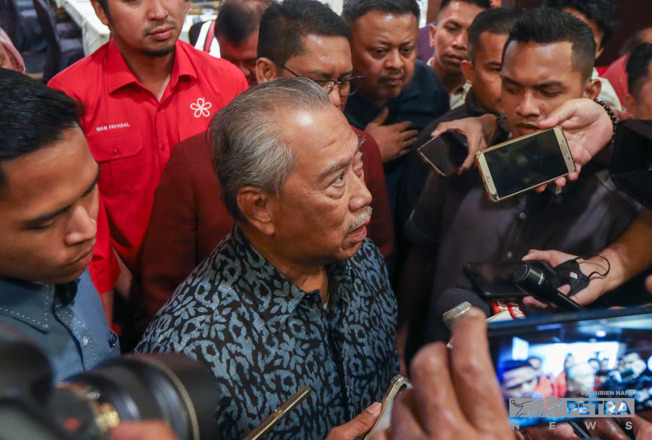 Muhyiddin Yassin menjelaskan sokongan diberikan Ahli Parlimen secara perseorangan tidak menyalahi Akta Lompat Parti yang sudah dikuatkuasakan - Gambar oleh Sairien Nafis