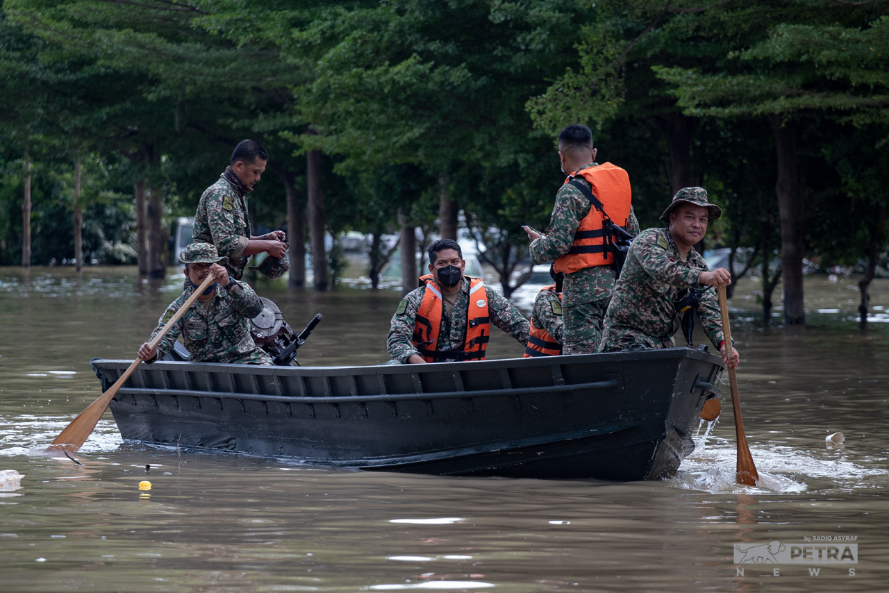 Pihak ATM antara yang terawal memberikan bantuan kepada mangsa banjir di Taman Sri Muda, Shah Alam. - Gambar Sadiq Asyraf
