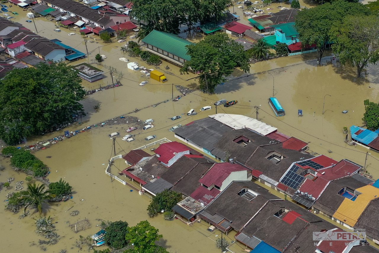 Rumah kediaman serta kenderaan tenggelam dalam gambar yang dirakamkan menerusi dron di Taman Sri Muda, Seksyen 25, Shah Alam. - Gambar Sadiq Asyraf