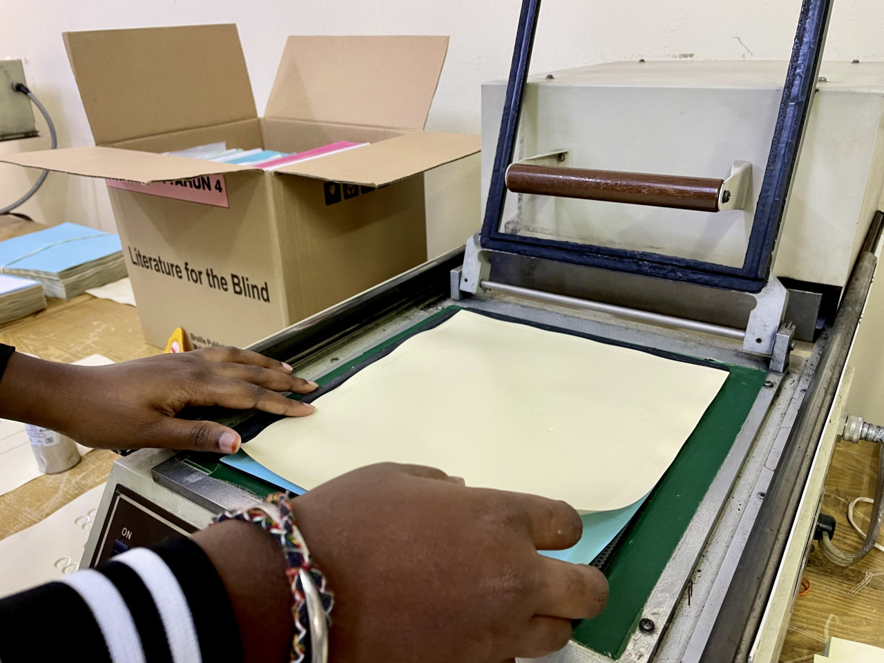 Kertas plastik Brailon yang digunakan untuk mencetak timbul gambar rajah menggunakan kaedah thermoform.