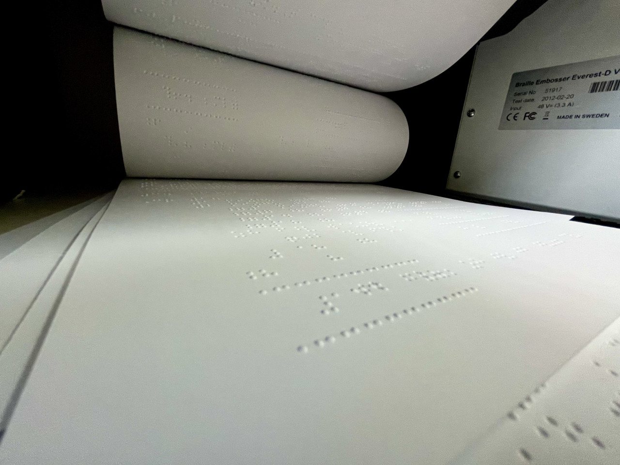 Kertas yang digunakan untuk mencetak timbul tulisan Braille adalah lebih tebal daripada kertas yang biasa digunakan pada buku-buku konvensional.