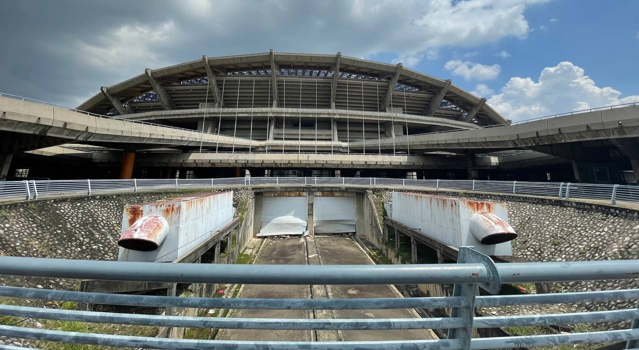 Pintu masuk bawah tanah ke dalam stadium dipenuhi dengan sampah. - Gambar The Vibes