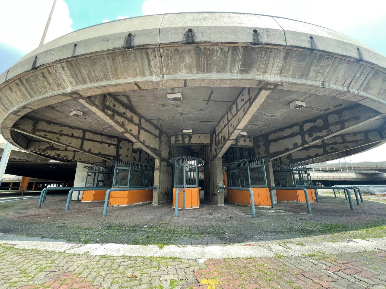 Kaunter tiket usang di mana sebelum ini peminat akan membeli tiket untuk menonton pasukan kegemaran mereka bermain. - Gambar The Vibes