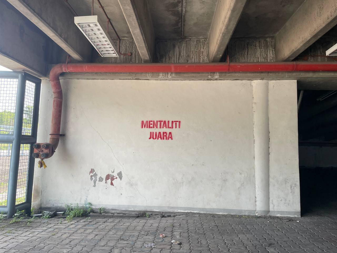 'Mentaliti Juara' tertera di dinding, nampak ironik dengan keadaan stadium sekarang. - Gambar The Vibes