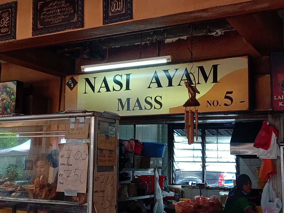 Peniaga gerai Nasi Ayam Mass di Medan Selera, Taman Setiawangsa berkata beliau khuatir menaikkan harga hidangan di gerainya akan mendorong pelanggan kepada pesaingnya. - Gambar oleh Qistina Nadia