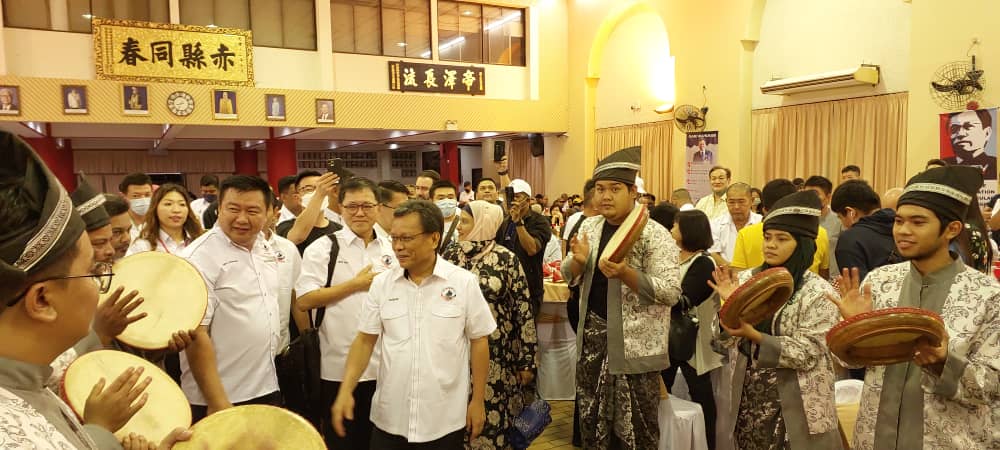 Perpaduan di Sabah dan Sarawak boleh menebus kesilapan lalu kerajaan Persekutuan dan membantu mendapatkan hak sama rata, selain akses kepada pembayaran royalti minyak serta gas asli -Gambar oleh Ian McIntyre