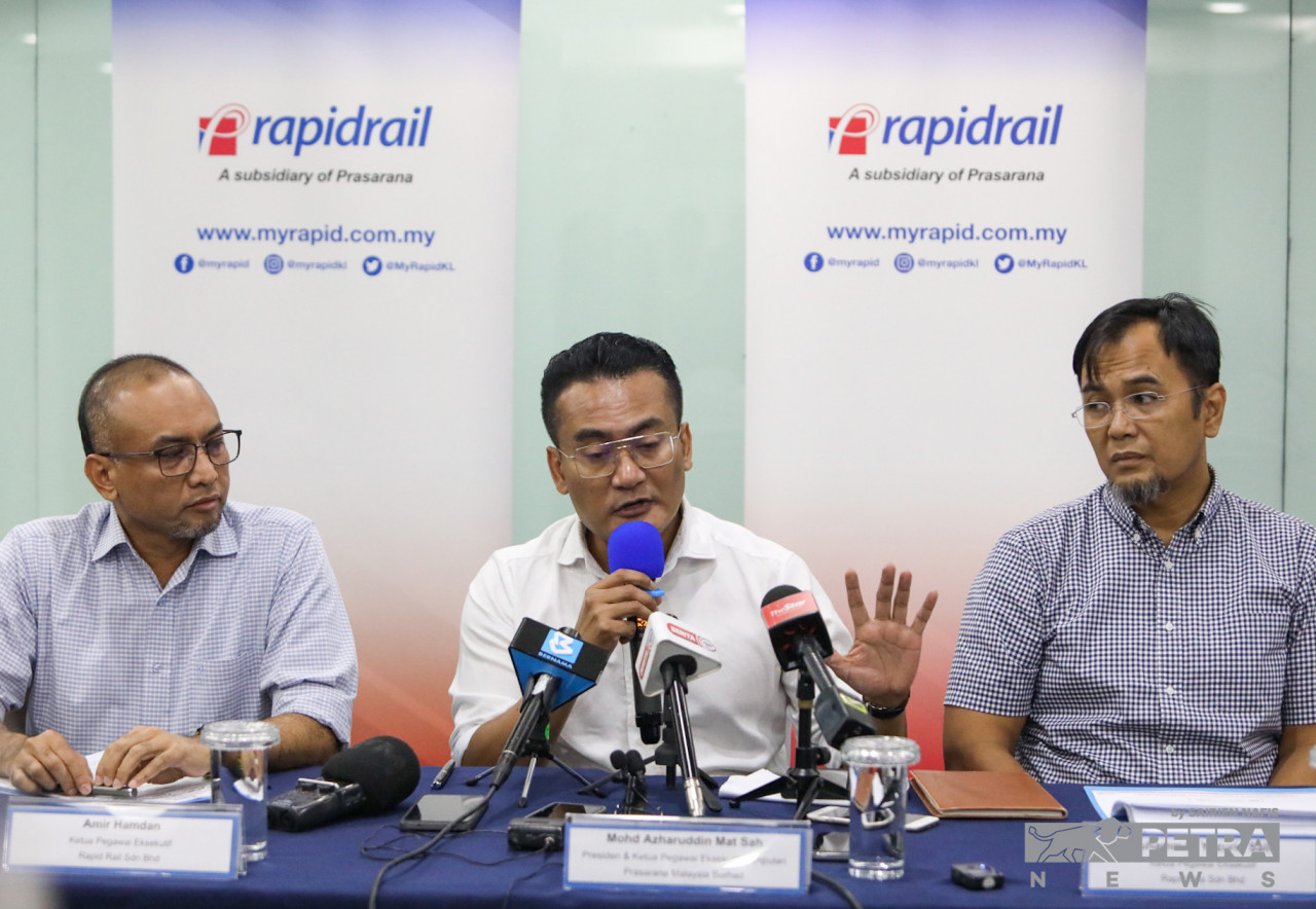 Mohd Azharuddin pada sidang media di Ibu Pejabat Rapid Rail, hari ini.