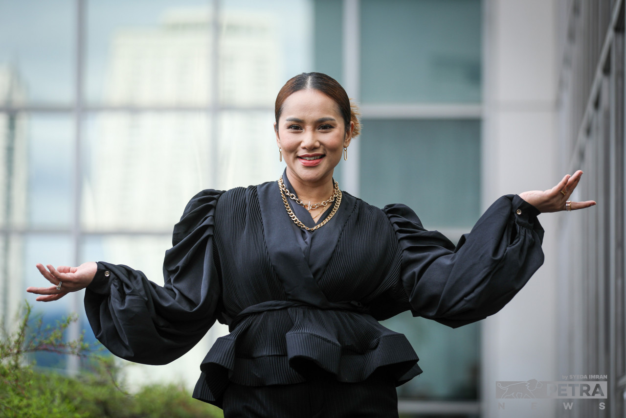 Elly Mazlein - Gambar Fail
